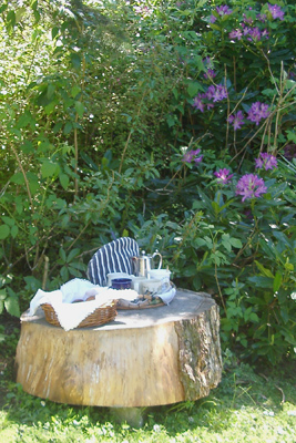 A 2004 photo of a midday tea for laborers.