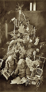 A photographic image of two girls from Russell County, Kansas, the was taken in 1880.