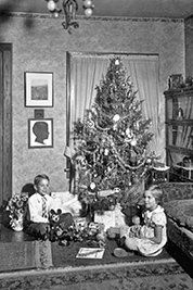 A photographic image of Christmas children circa 1943.